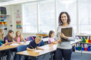 Začínajúci pedagogickí a odborní zamestnanci a učitelia VŠ budú zarábať viac